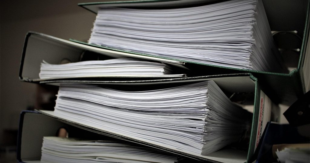 書類が積まれたバインダー